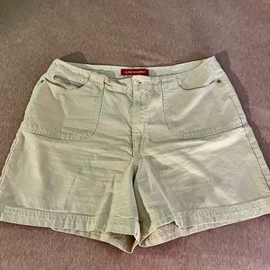 Gloria Vanderbilt khaki shorts Size 12